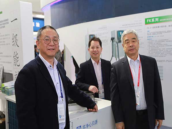 環(huán)保部領(lǐng)導蒞臨心日源制冷展展位