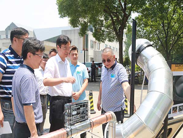 心日源董事長為蘇州市政府領(lǐng)導講解節(jié)能產(chǎn)品